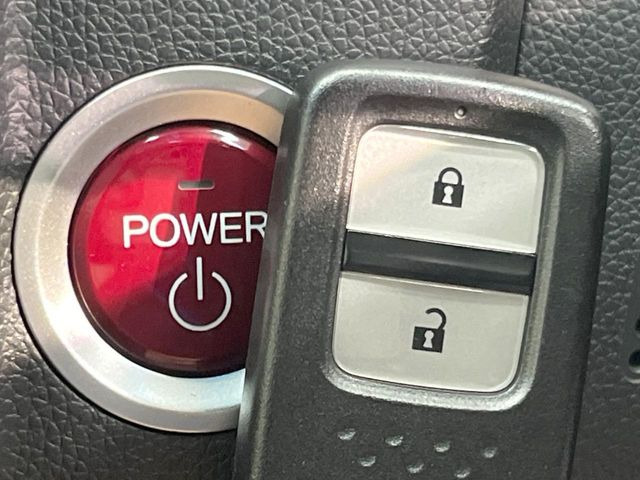 �yHonda�X�}�[�g�L�[�z�J�o����|�P�b�g�ɓ��ꂽ�܂܂ł��h�A�̎{���E�������\�ȃX�}�[�g�L�[�𑕔��B�G���W���̃I���E�I�t�����J�M�����o���K�v����������Ƃ��Ă��֗��ł���