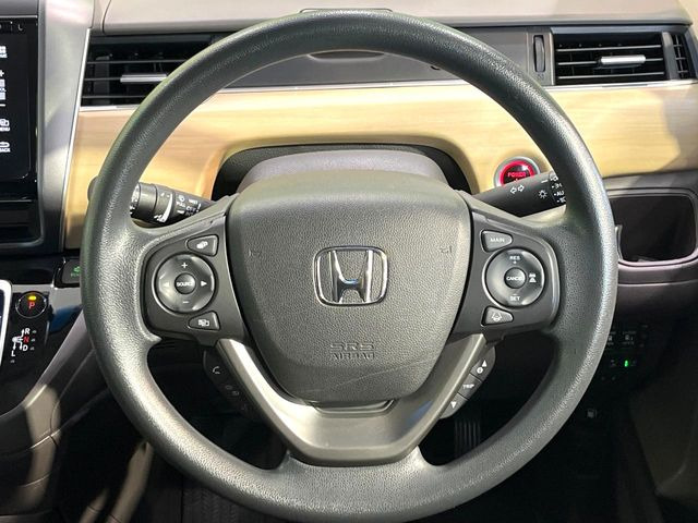 インテリアに合わせたデザインのステアリングは、運転される方のことも考え、運転しやすい形状、大きさです。是非一度、実際に触ってお確かめください。