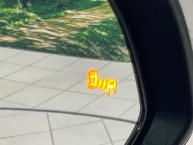 【ブラインドスポットモニター】走行中、ドアミラーの死角になりやすい箇所に後続車が接近するとサイドミラーのレンズに警告を表示!ドライバーに注意喚起をしてくれます。