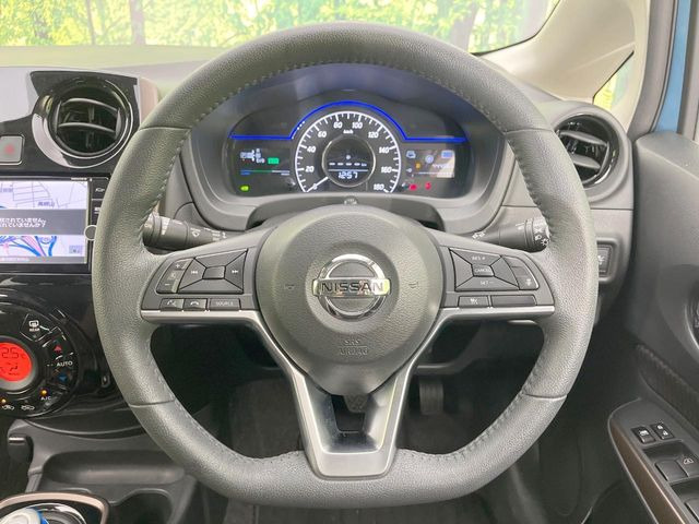�C���e���A�ɍ��킹���f�U�C���̃X�e�A�����O�́A�^�]�������̂��Ƃ��l���A�^�]���₷���`��A�傫���ł��B�����x�A���ۂɐG���Ă��m���߂��������B
