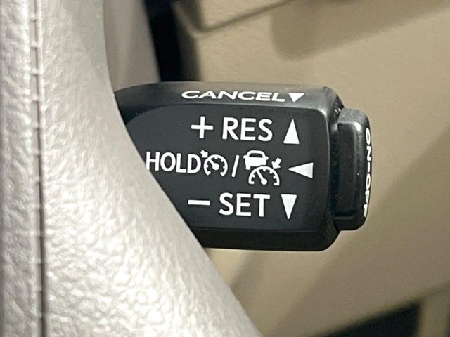 【レーダークルーズコントロール】高速道路での長距離走行が楽に!!自動で速度を保つクルーズコントロールが、衝突軽減システムと連携し、前方の車両を感知して車間を保つように速度調節してくれます!!