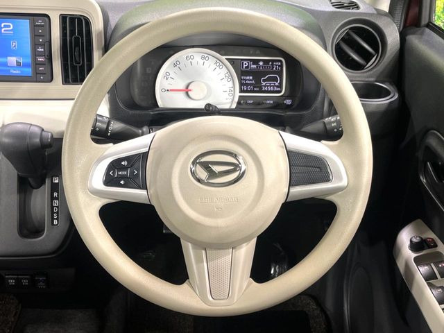 �C���e���A�ɍ��킹���f�U�C���̃X�e�A�����O�́A�^�]�������̂��Ƃ��l���A�^�]���₷���`��A�傫���ł��B�����x�A���ۂɐG���Ă��m���߂��������B