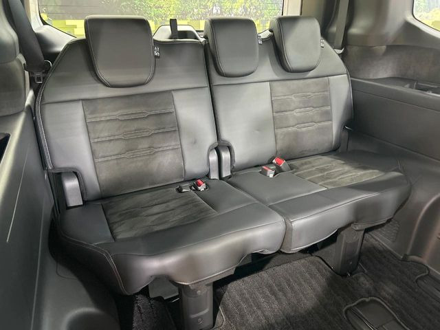 床下収納式のサードシートです。座席部分をコンパクトに収納でき、広大な荷室スペースとしてお使いいただけます!乗車人数や荷物の量など利用シーンに合わせて3列目を有効活用でき、とっても便利♪