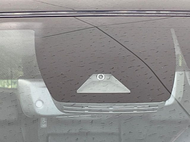 【トヨタセーフティセンス】走行中に前方の車両等を認識し、衝突しそうな時は警報とブレーキで衝突回避と被害軽減をアシスト。より安全にドライブをお楽しみいただけます。