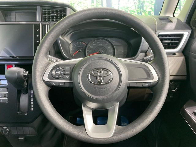 �C���e���A�ɍ��킹���f�U�C���̃X�e�A�����O�́A�^�]�������̂��Ƃ��l���A�^�]���₷���`��A�傫���ł��B�����x�A���ۂɐG���Ă��m���߂��������B