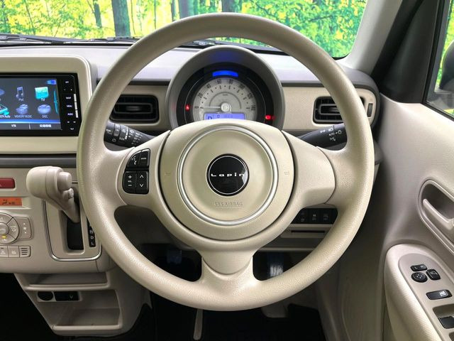 �C���e���A�ɍ��킹���f�U�C���̃X�e�A�����O�́A�^�]�������̂��Ƃ��l���A�^�]���₷���`��A�傫���ł��B�����x�A���ۂɐG���Ă��m���߂��������B