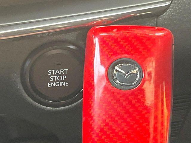 【アドバンストキー】カバンやポケットに入れたままでもドアの施錠・解錠が可能なスマートキーを装備。エンジンのオン・オフ時もカギを取り出す必要が無いからとっても便利です♪