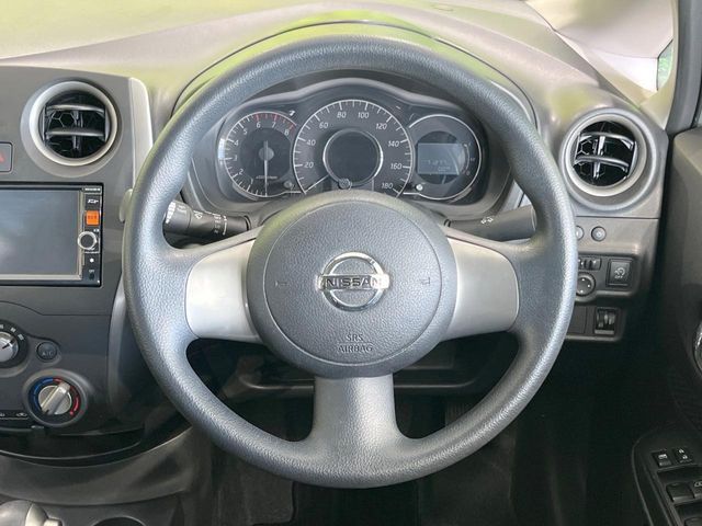 �C���e���A�ɍ��킹���f�U�C���̃X�e�A�����O�́A�^�]�������̂��Ƃ��l���A�^�]���₷���`��A�傫���ł��B�����x�A���ۂɐG���Ă��m���߂��������B