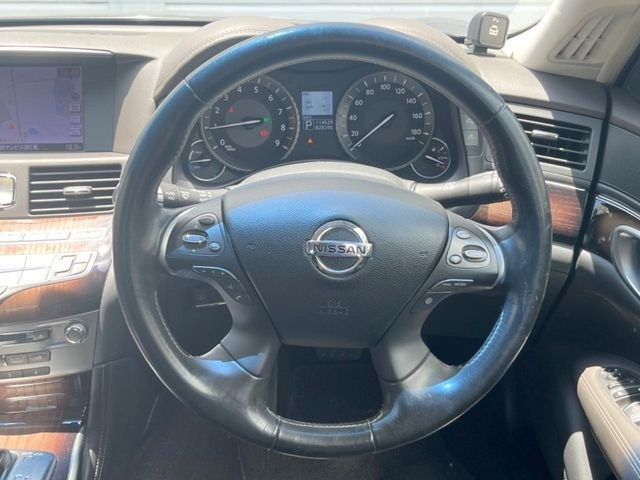 �C���e���A�ɍ��킹���f�U�C���̃X�e�A�����O�́A�^�]�������̂��Ƃ��l���A�^�]���₷���`��A�傫���ł��B�����x�A���ۂɐG���Ă��m���߂��������B