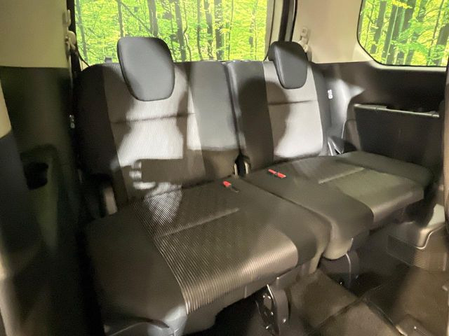 3列目シートはもちろん状態良好☆大人でもゆったりと座って頂けますので、大人数でのお出かけもラクラクです♪ご家族で、気の知れた仲間で、ドライブに行くのが楽しみですね♪