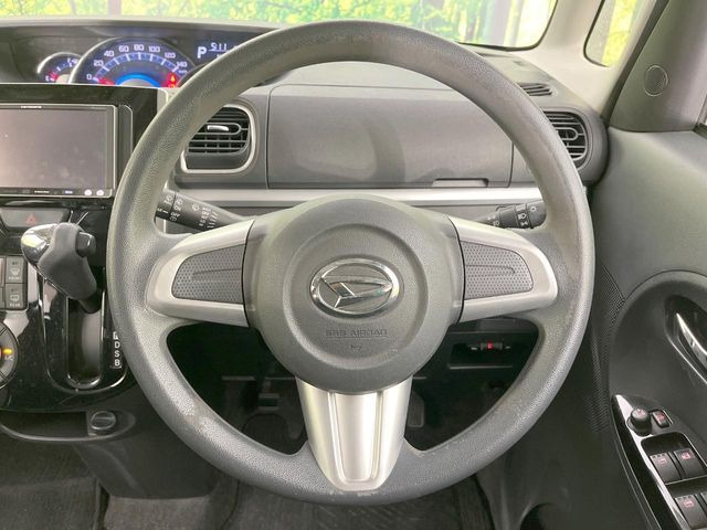 �C���e���A�ɍ��킹���f�U�C���̃X�e�A�����O�́A�^�]�������̂��Ƃ��l���A�^�]���₷���`��A�傫���ł��B�����x�A���ۂɐG���Ă��m���߂��������B