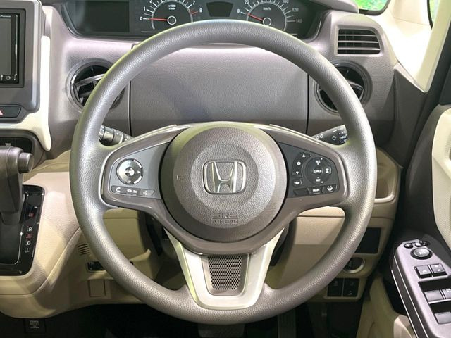 �C���e���A�ɍ��킹���f�U�C���̃X�e�A�����O�́A�^�]�������̂��Ƃ��l���A�^�]���₷���`��A�傫���ł��B�����x�A���ۂɐG���Ă��m���߂��������B