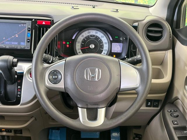 �C���e���A�ɍ��킹���f�U�C���̃X�e�A�����O�́A�^�]�������̂��Ƃ��l���A�^�]���₷���`��A�傫���ł��B�����x�A���ۂɐG���Ă��m���߂��������B