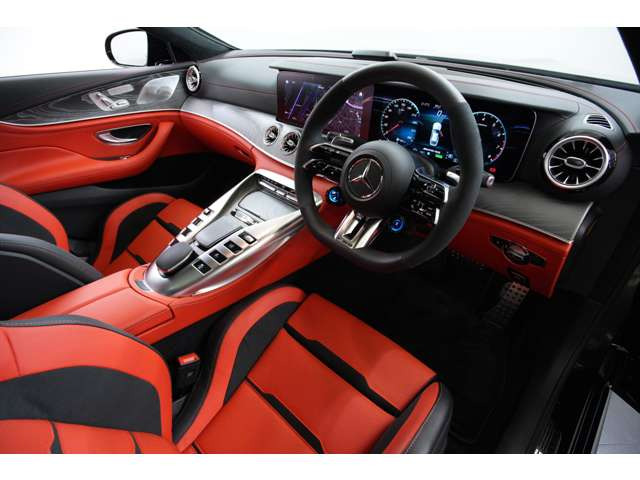 3.0L����6�C���^�[�{�G���W���ƃn�C�u���b�h��g�ݍ��킹���p���[���j�b�g�ŁA�o�͂�435PS�A�g���N��520Nm�𔭊����܂��B�d�q����4WD�V�X�e����9��AT��g�ݍ��킹�A0-100km/h�����͖�4.5�b���������Ă��܂��B