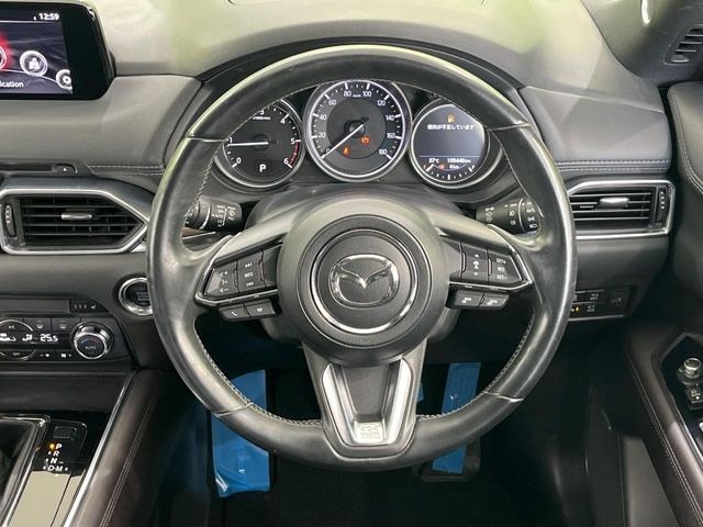 �C���e���A�ɍ��킹���f�U�C���̃X�e�A�����O�́A�^�]�������̂��Ƃ��l���A�^�]���₷���`��A�傫���ł��B�����x�A���ۂɐG���Ă��m���߂��������B