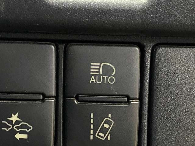 【オートマチックハイビーム】フロントガラスに置かれるカメラを使って対向車や先行車を検知し、オンにしておけばロービームとハイビームを状況に応じて切り替えてくれます♪