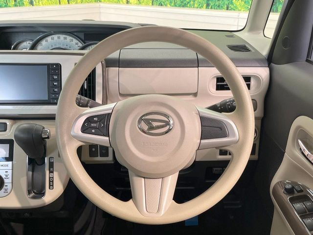 インテリアに合わせたデザインのステアリングは、運転される方のことも考え、運転しやすい形状、大きさです。是非一度、実際に触ってお確かめください。