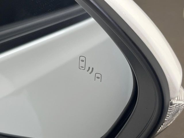 【ブラインドスポットモニター】走行中、ドアミラーの死角になりやすい箇所に後続車が接近するとサイドミラーのレンズに警告を表示!ドライバーに注意喚起をしてくれます。