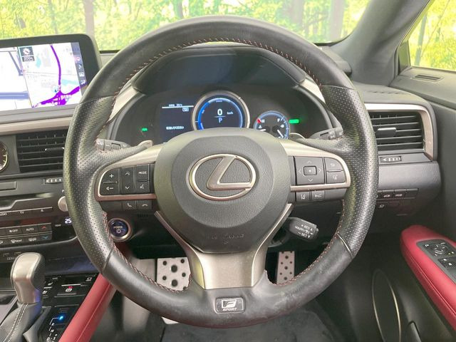 �C���e���A�ɍ��킹���f�U�C���̃X�e�A�����O�́A�^�]�������̂��Ƃ��l���A�^�]���₷���`��A�傫���ł��B�����x�A���ۂɐG���Ă��m���߂��������B