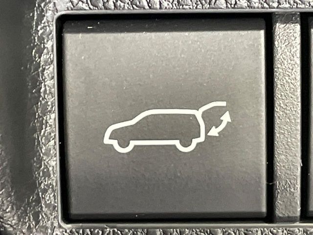 【パワーバックドア】スマートキーや運転席のボタンを押すだけでリアゲートが自動で開閉します!荷物を持っている時や、高い位置にあるバックドアを閉める際に便利な機能です♪