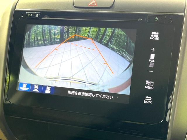 【バックカメラ】駐車時に後方がリアルタイム映像で確認できます。大型商業施設や立体駐車場での駐車時や、夜間のバック時に大活躍!運転スキルに関わらず、今や必須となった装備のひとつです!
