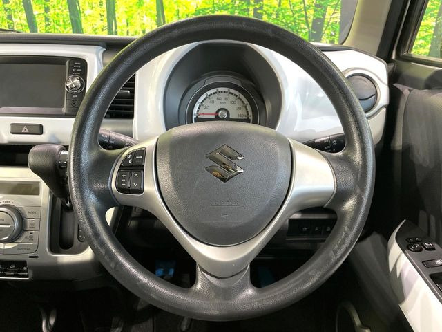 �C���e���A�ɍ��킹���f�U�C���̃X�e�A�����O�́A�^�]�������̂��Ƃ��l���A�^�]���₷���`��A�傫���ł��B�����x�A���ۂɐG���Ă��m���߂��������B