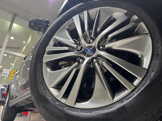 �y����18�C���`�A���~�z�C�[���z�O�ςɃ}�b�`���������A���~�z�C�[���𑕒����Ă���܂��B�e��ЊO�A���~�z�C�[����A�X�^�b�h���X�^�C�����戵�����Ă���܂��B���񂲑��k����������