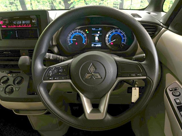 �C���e���A�ɍ��킹���f�U�C���̃X�e�A�����O�́A�^�]�������̂��Ƃ��l���A�^�]���₷���`��A�傫���ł��B�����x�A���ۂɐG���Ă��m���߂��������B