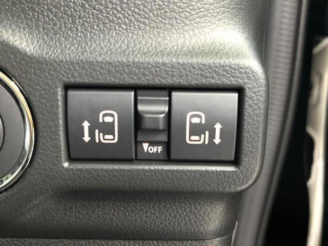 【両側パワースライドドア】スマートキーや運転席のスイッチで後席両側スライドドアの開閉が可能♪電動だから力を入れてドアを開ける必要が無く、小さなお子様でも簡単に開け閉めでき快適です♪