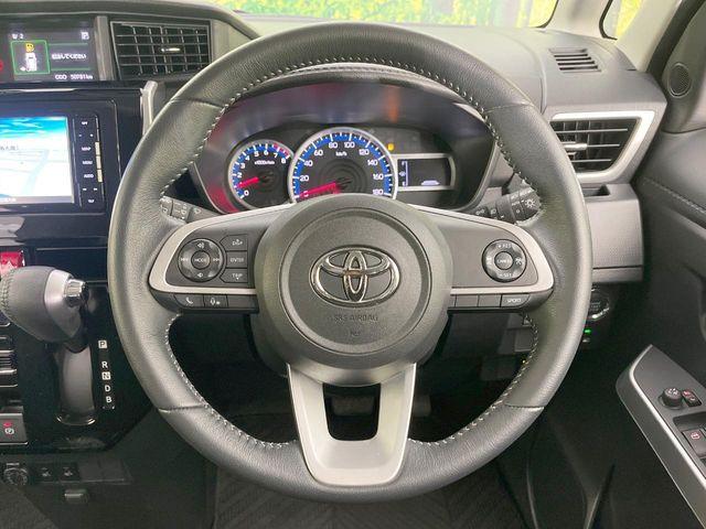 �C���e���A�ɍ��킹���f�U�C���̃X�e�A�����O�́A�^�]�������̂��Ƃ��l���A�^�]���₷���`��A�傫���ł��B�����x�A���ۂɐG���Ă��m���߂��������B