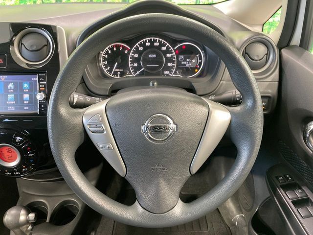 �C���e���A�ɍ��킹���f�U�C���̃X�e�A�����O�́A�^�]�������̂��Ƃ��l���A�^�]���₷���`��A�傫���ł��B�����x�A���ۂɐG���Ă��m���߂��������B