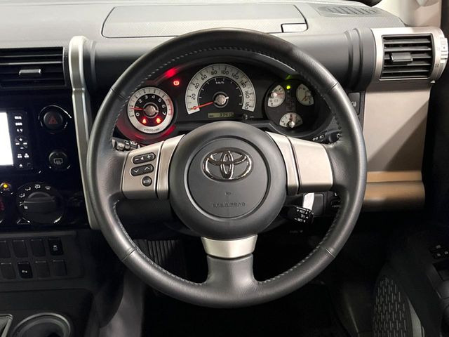 �C���e���A�ɍ��킹���f�U�C���̃X�e�A�����O�́A�^�]�������̂��Ƃ��l���A�^�]���₷���`��A�傫���ł��B�����x�A���ۂɐG���Ă��m���߂��������B