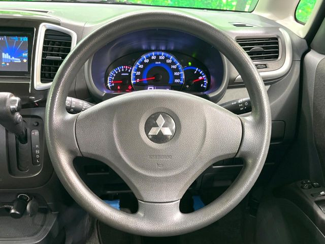 �C���e���A�ɍ��킹���f�U�C���̃X�e�A�����O�́A�^�]�������̂��Ƃ��l���A�^�]���₷���`��A�傫���ł��B�����x�A���ۂɐG���Ă��m���߂��������B