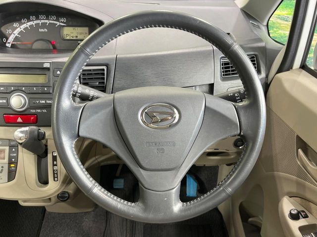 �C���e���A�ɍ��킹���f�U�C���̃X�e�A�����O�́A�^�]�������̂��Ƃ��l���A�^�]���₷���`��A�傫���ł��B�����x�A���ۂɐG���Ă��m���߂��������B