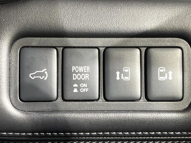 【両側パワースライドドア】スマートキーや運転席のスイッチで後席両側スライドドアの開閉が可能♪電動だから力を入れてドアを開ける必要が無く、小さなお子様でも簡単に開け閉めでき快適です♪