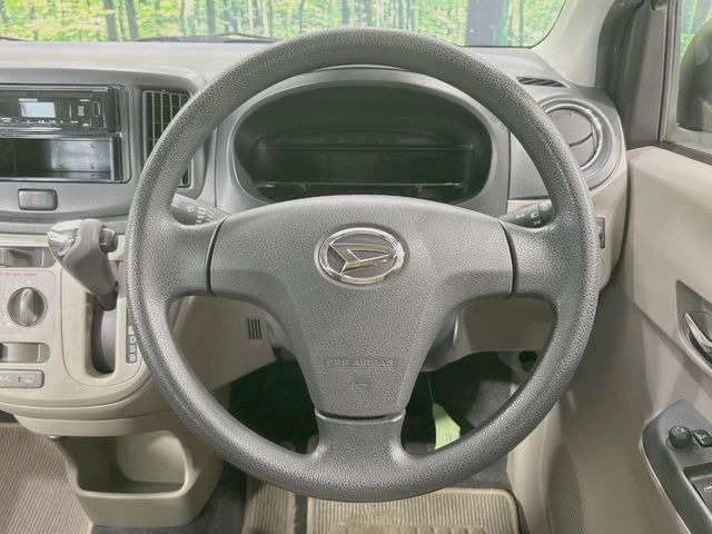 �C���e���A�ɍ��킹���f�U�C���̃X�e�A�����O�́A�^�]�������̂��Ƃ��l���A�^�]���₷���`��A�傫���ł��B�����x�A���ۂɐG���Ă��m���߂��������B