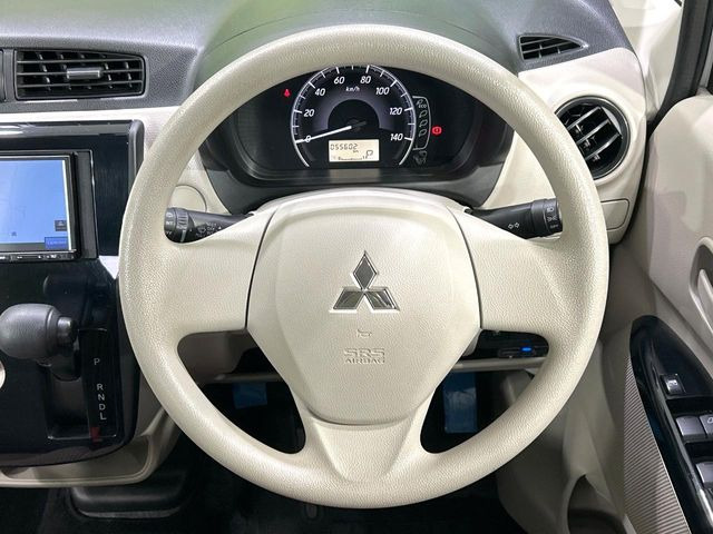 �C���e���A�ɍ��킹���f�U�C���̃X�e�A�����O�́A�^�]�������̂��Ƃ��l���A�^�]���₷���`��A�傫���ł��B�����x�A���ۂɐG���Ă��m���߂��������B