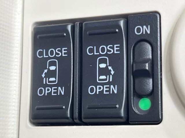 【両側パワースライドドア】スマートキーや運転席のスイッチで後席両側スライドドアの開閉が可能♪電動だから力を入れてドアを開ける必要が無く、小さなお子様でも簡単に開け閉めでき快適です♪