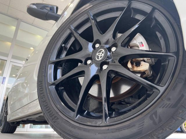 �y����17�C���`�A���~�z�C�[���z�O�ςɃ}�b�`���������A���~�z�C�[���𑕒����Ă���܂��B�e��ЊO�A���~�z�C�[����A�X�^�b�h���X�^�C�����戵�����Ă���܂��B���񂲑��k����������
