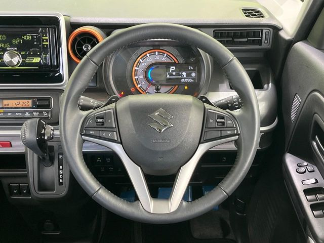 �C���e���A�ɍ��킹���f�U�C���̃X�e�A�����O�́A�^�]�������̂��Ƃ��l���A�^�]���₷���`��A�傫���ł��B�����x�A���ۂɐG���Ă��m���߂��������B