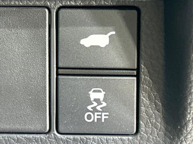 【パワーバックドア】スマートキーや運転席のボタンを押すだけでリアゲートが自動で開閉します!荷物を持っている時や、高い位置にあるバックドアを閉める際に便利な機能です♪