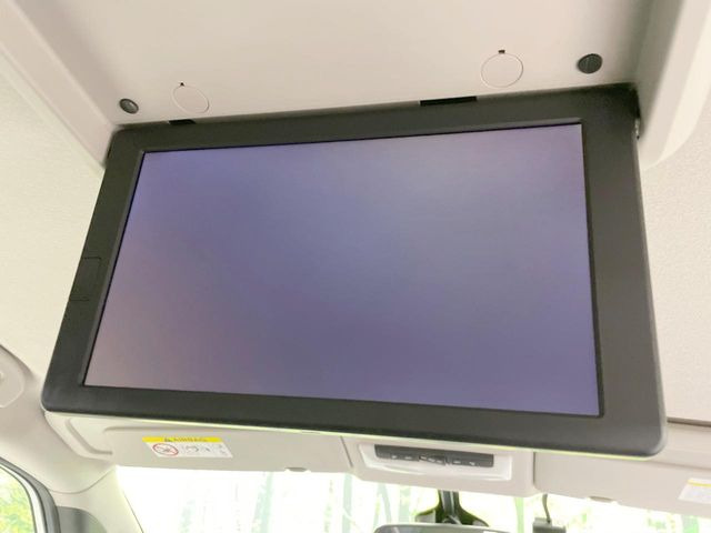 【フリップダウンモニター】大画面モニターで後席でもエンタメをお楽しみいただけます。小さなお子様にも大人気の装備です♪