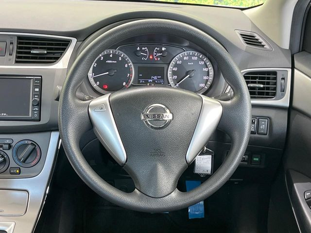 �C���e���A�ɍ��킹���f�U�C���̃X�e�A�����O�́A�^�]�������̂��Ƃ��l���A�^�]���₷���`��A�傫���ł��B�����x�A���ۂɐG���Ă��m���߂��������B