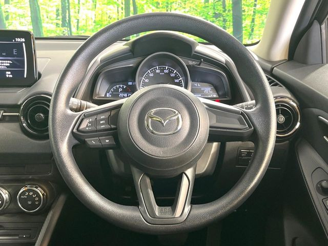 �C���e���A�ɍ��킹���f�U�C���̃X�e�A�����O�́A�^�]�������̂��Ƃ��l���A�^�]���₷���`��A�傫���ł��B�����x�A���ۂɐG���Ă��m���߂��������B