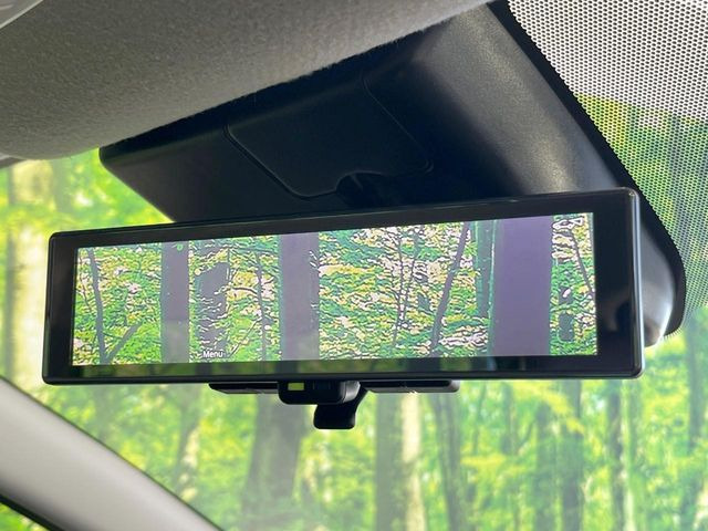 【インテリジェントルームミラー】後席の大きな荷物や同乗者で後方が確認しづらい時でも安心!カメラが撮影した車両後方の映像をルームミラー内に表示。クリアな視界で状況の確認が可能です!