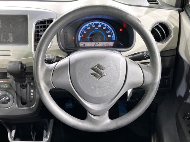 �C���e���A�ɍ��킹���f�U�C���̃X�e�A�����O�́A�^�]�������̂��Ƃ��l���A�^�]���₷���`��A�傫���ł��B�����x�A���ۂɐG���Ă��m���߂��������B