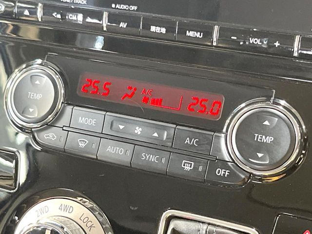 【オートエアコン】一度お好みの温度に設定すれば、車内の温度を検知し風量や温度を自動で調整。暑い&hellip;寒い&hellip;と何度もスイッチ操作をする必要はありません。快適な車内空間には必須の機能ですね♪