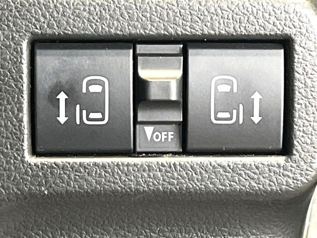 【両側パワースライドドア】スマートキーや運転席のスイッチで後席両側スライドドアの開閉が可能♪電動だから力を入れてドアを開ける必要が無く、小さなお子様でも簡単に開け閉めでき快適です♪