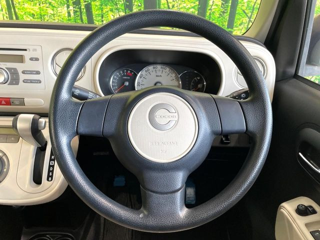 �C���e���A�ɍ��킹���f�U�C���̃X�e�A�����O�́A�^�]�������̂��Ƃ��l���A�^�]���₷���`��A�傫���ł��B�����x�A���ۂɐG���Ă��m���߂��������B