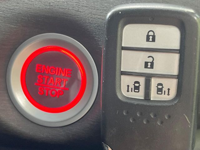 �yHonda�X�}�[�g�L�[�z�J�o����|�P�b�g�ɓ��ꂽ�܂܂ł��h�A�̎{���E�������\�ȃX�}�[�g�L�[�𑕔��B�G���W���̃I���E�I�t�����J�M�����o���K�v����������Ƃ��Ă��֗��ł���